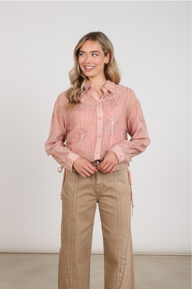 Nukus roze dames blouse | Model vooraanzicht