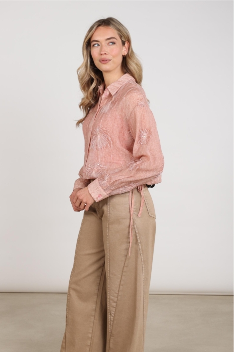 Nukus roze dames blouse | Model zijaanzicht