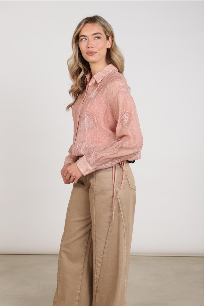Nukus roze dames blouse | Model zijaanzicht