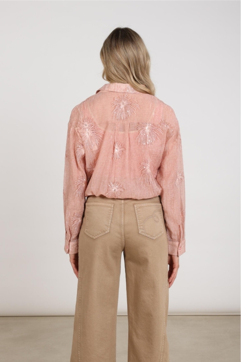 Nukus roze dames blouse | Model achteraanzicht