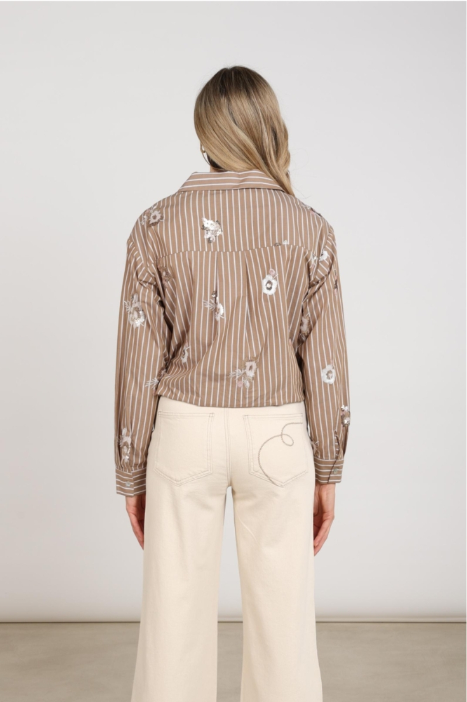 Nukus taupe dames blouse | Model achteraanzicht