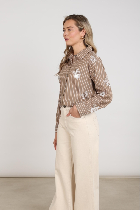 Nukus taupe dames blouse | Model zijaanzicht