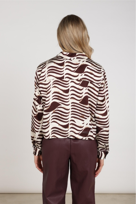 Nukus bordeaux dames blouse | Model achteraanzicht