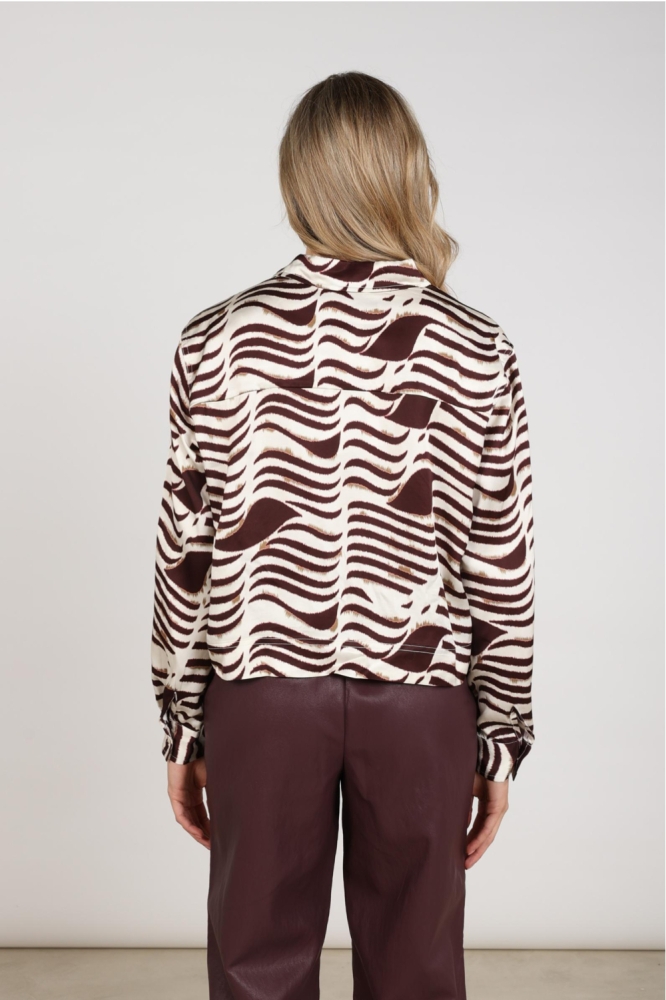 Nukus bordeaux dames blouse | Model achteraanzicht