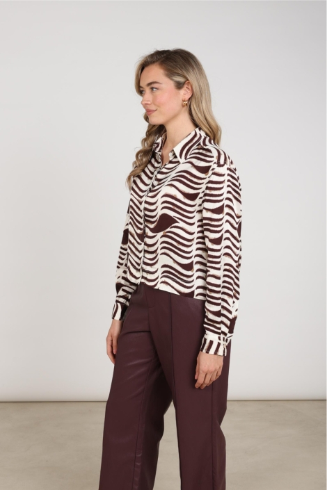 Nukus bordeaux dames blouse | Model zijaanzicht