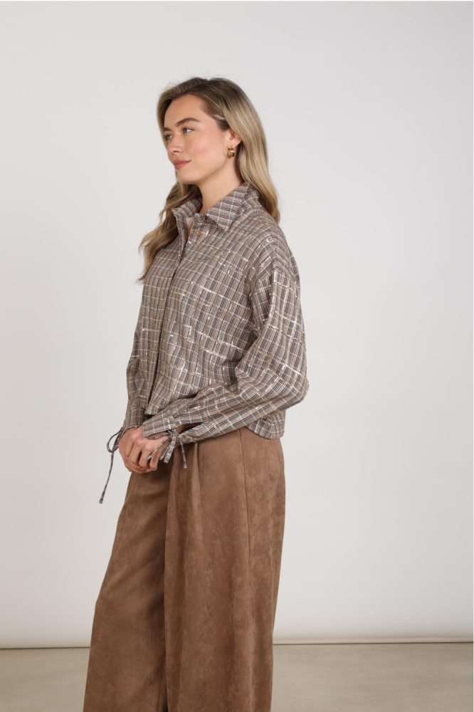 Nukus camel dames blouse | Model zijaanzicht