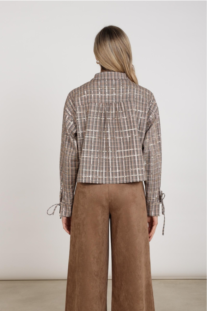 Nukus camel dames blouse | Model achteraanzicht