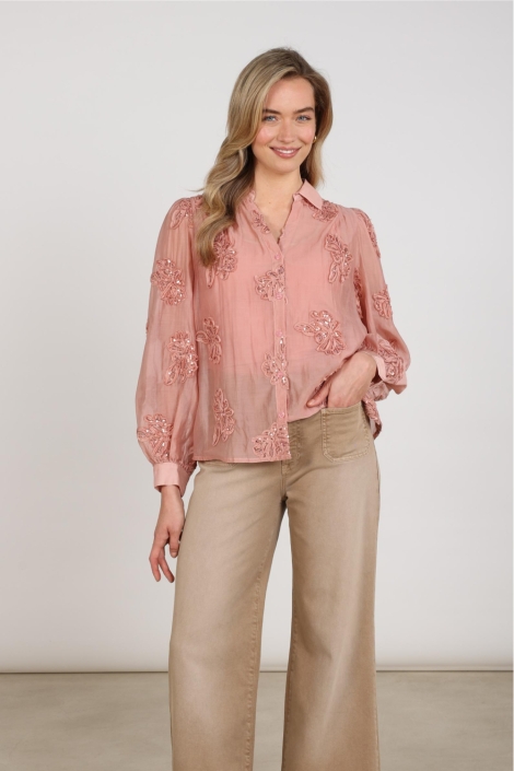 Nukus roze dames blouse | Model vooraanzicht