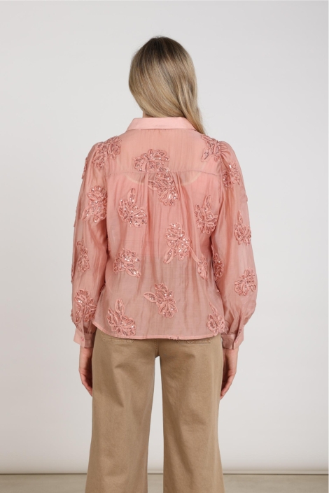 Nukus roze dames blouse | Model achteraanzicht