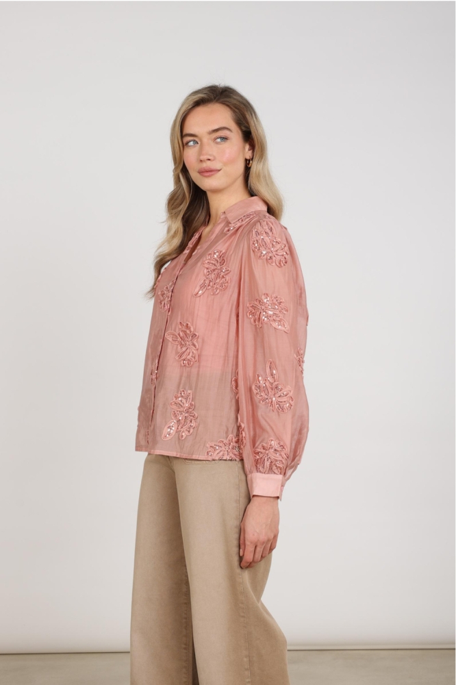Nukus roze dames blouse | Model vooraanzicht