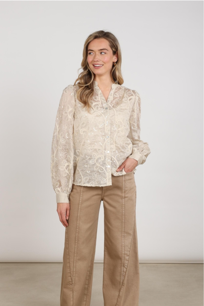 Nukus zand dames blouse | Model vooraanzicht