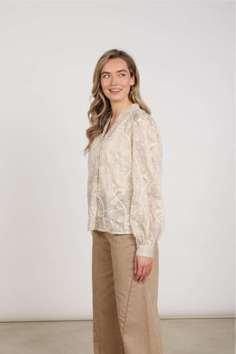 Nukus zand dames blouse | Model zijaanzicht