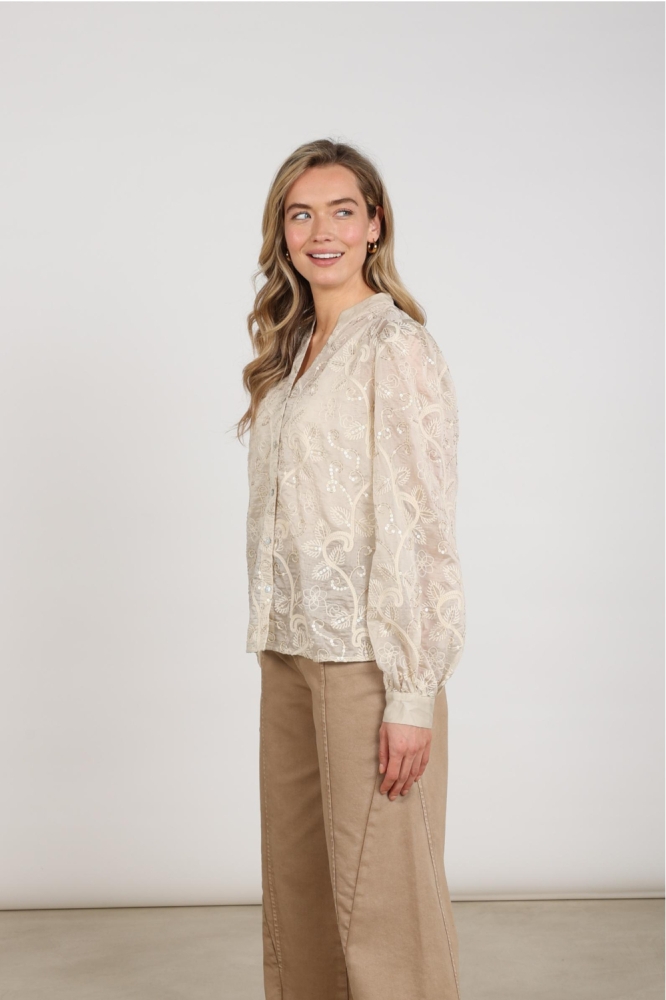 Nukus zand dames blouse | Model zijaanzicht