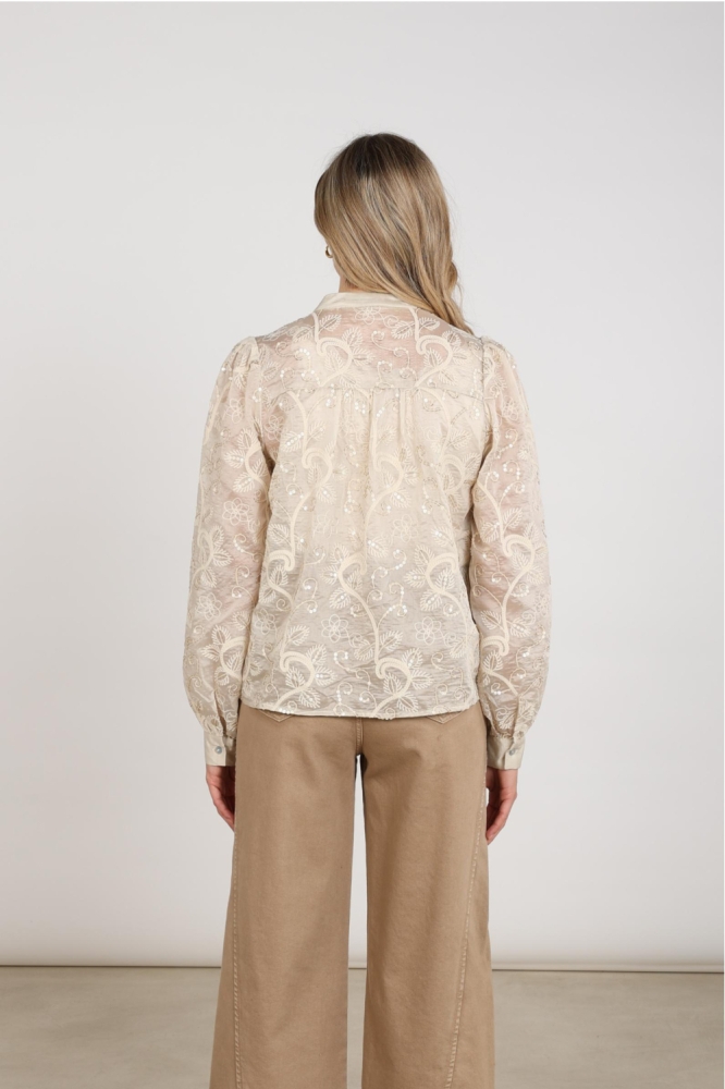 Nukus zand dames blouse | Model achteraanzicht