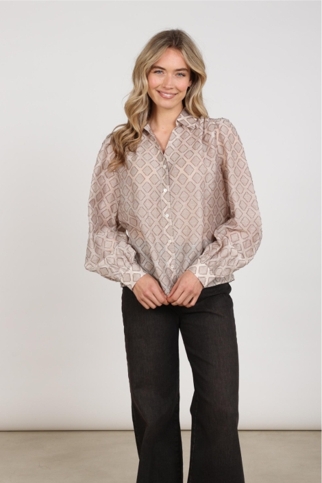 Nukus zand dames blouse | Model vooraanzicht