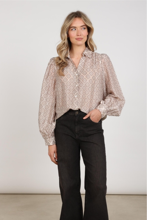 Nukus zand dames blouse | Model vooraanzicht