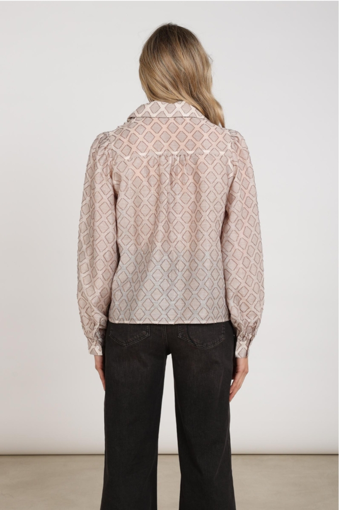 Nukus zand dames blouse | Model achteraanzicht