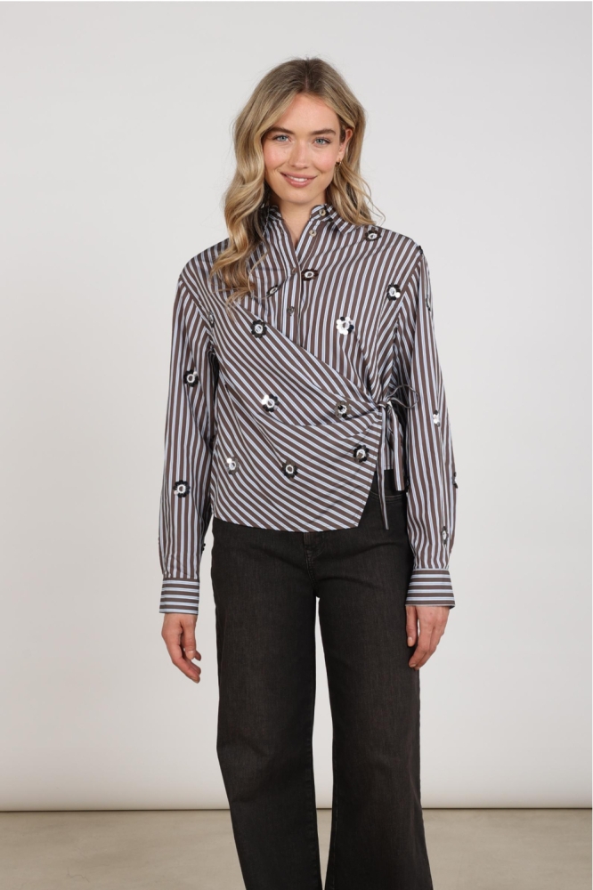 Nukus bruine dames blouse | Model vooraanzicht