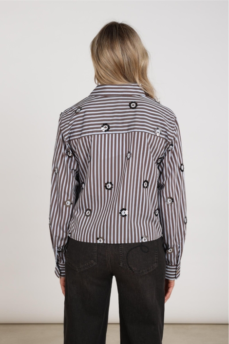 Nukus bruine dames blouse | Model achteraanzicht