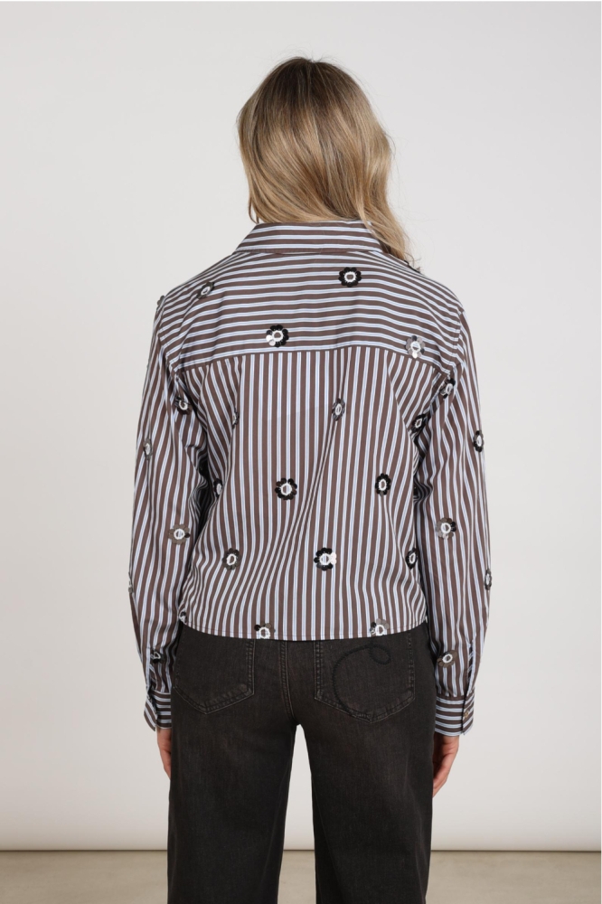 Nukus bruine dames blouse | Model achteraanzicht