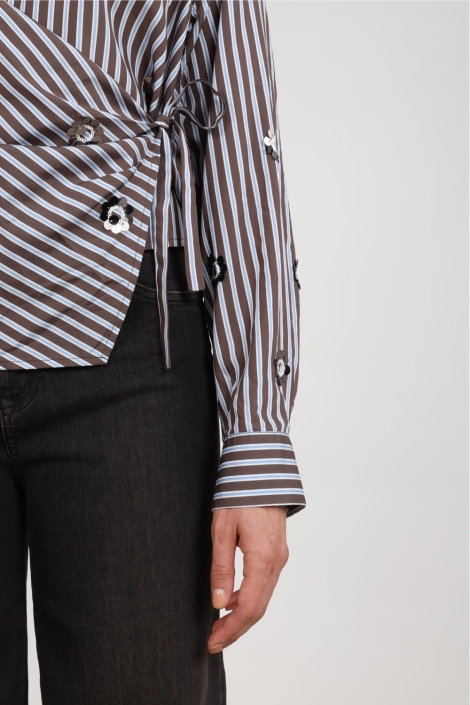 Nukus bruine dames blouse | Close up