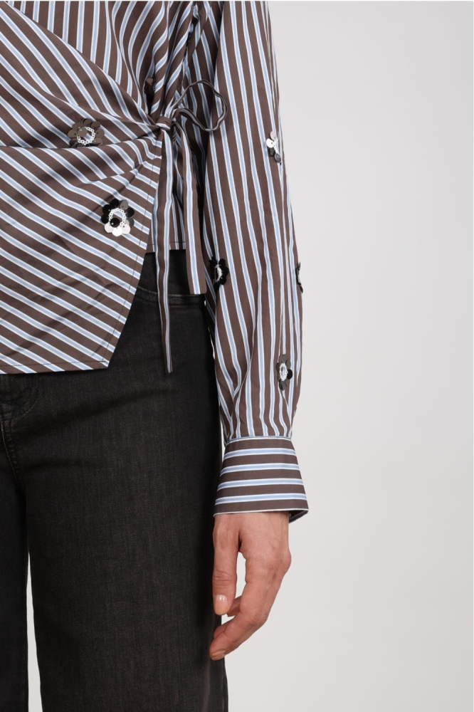 Nukus bruine dames blouse | Close up