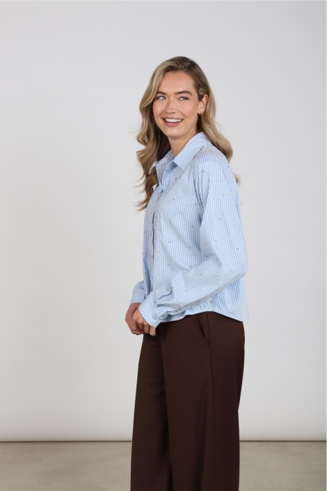 Nukus blauwe dames blouse | Model zijaanzicht