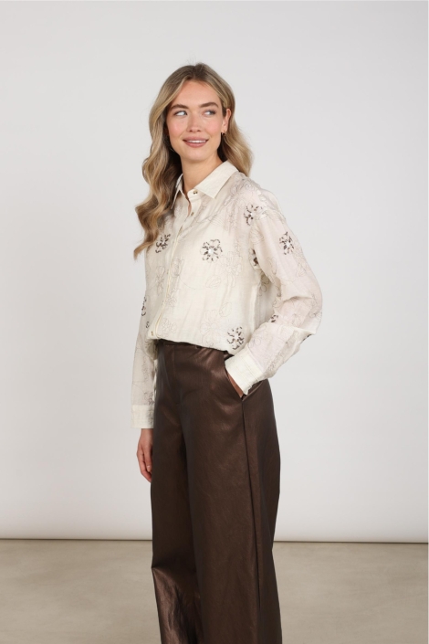 Nukus beige dames blouse | Model zijaanzicht