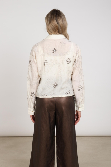 Nukus beige dames blouse | Model achteraanzicht