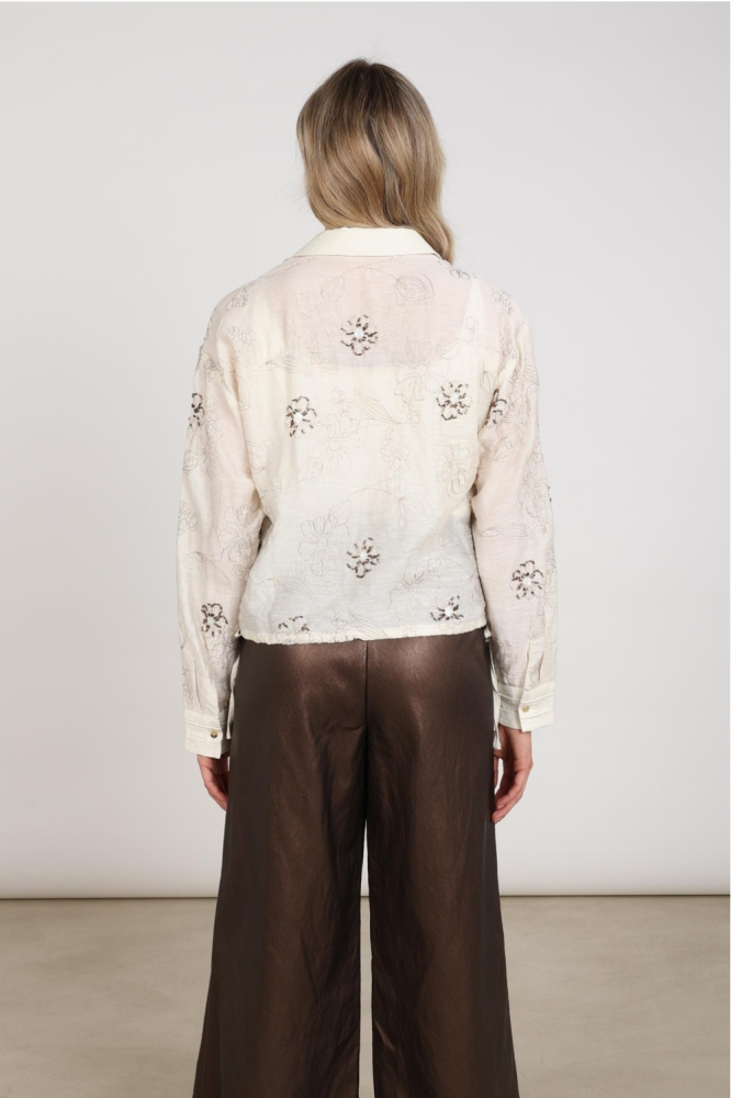 Nukus beige dames blouse | Model achteraanzicht