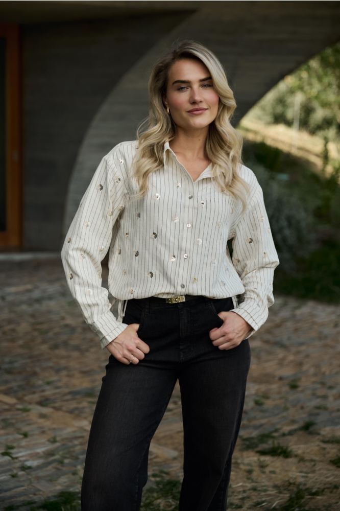 Nukus beige dames blouse | Model vooraanzicht
