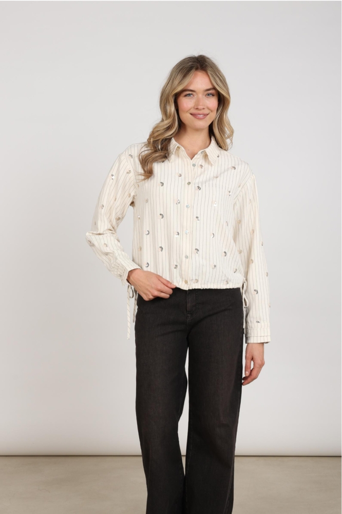 Nukus beige dames blouse | Model vooraanzicht