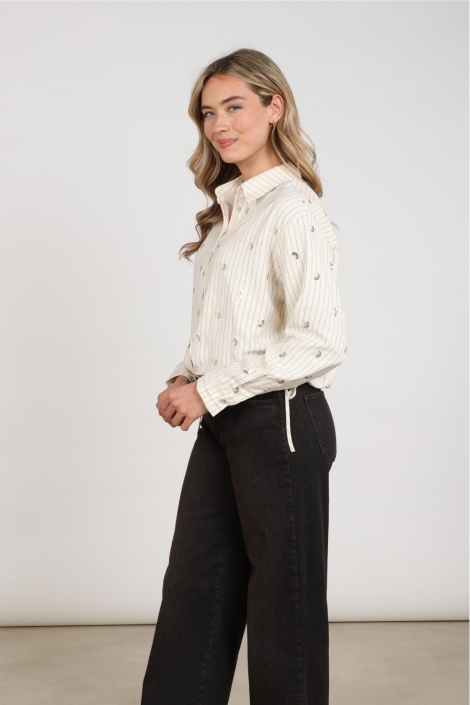 Nukus beige dames blouse | Model zijaanzicht