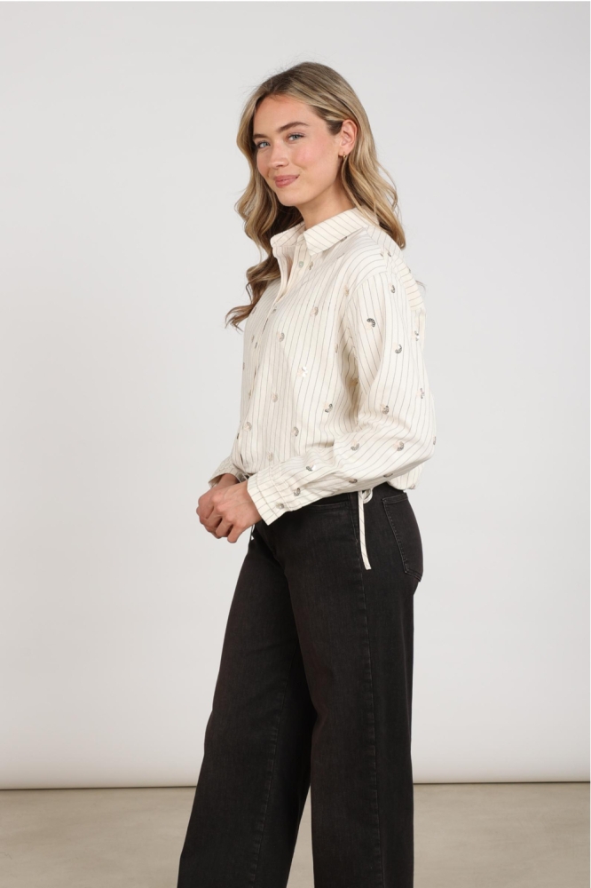 Nukus beige dames blouse | Model zijaanzicht