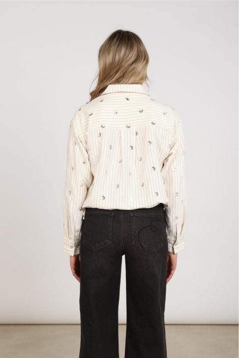 Nukus beige dames blouse | Model achteraanzicht
