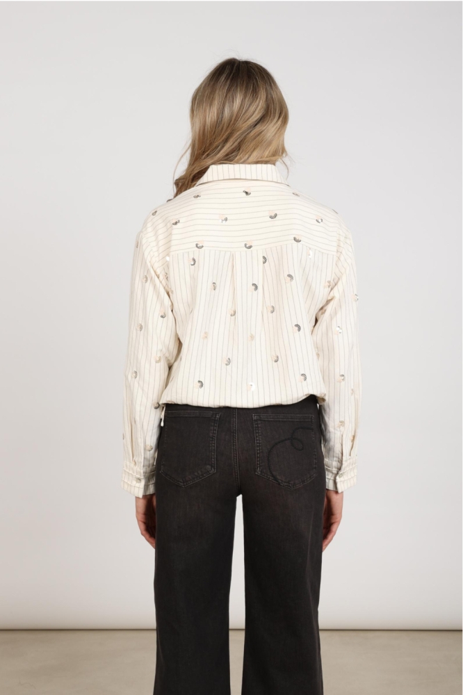 Nukus beige dames blouse | Model achteraanzicht