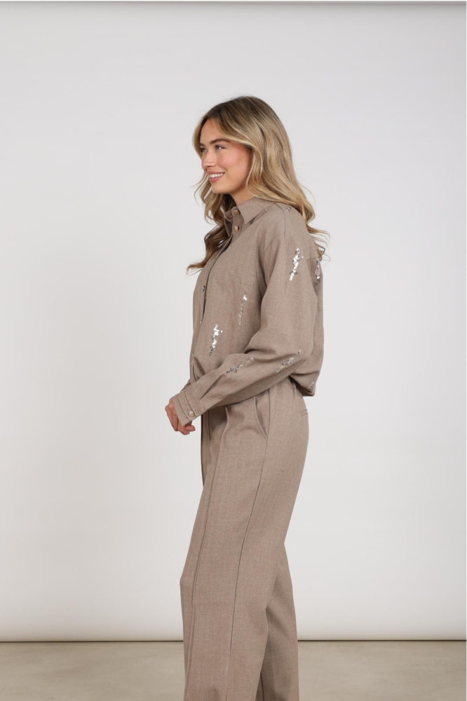 Nukus taupe dames blouse | Model zijaanzicht