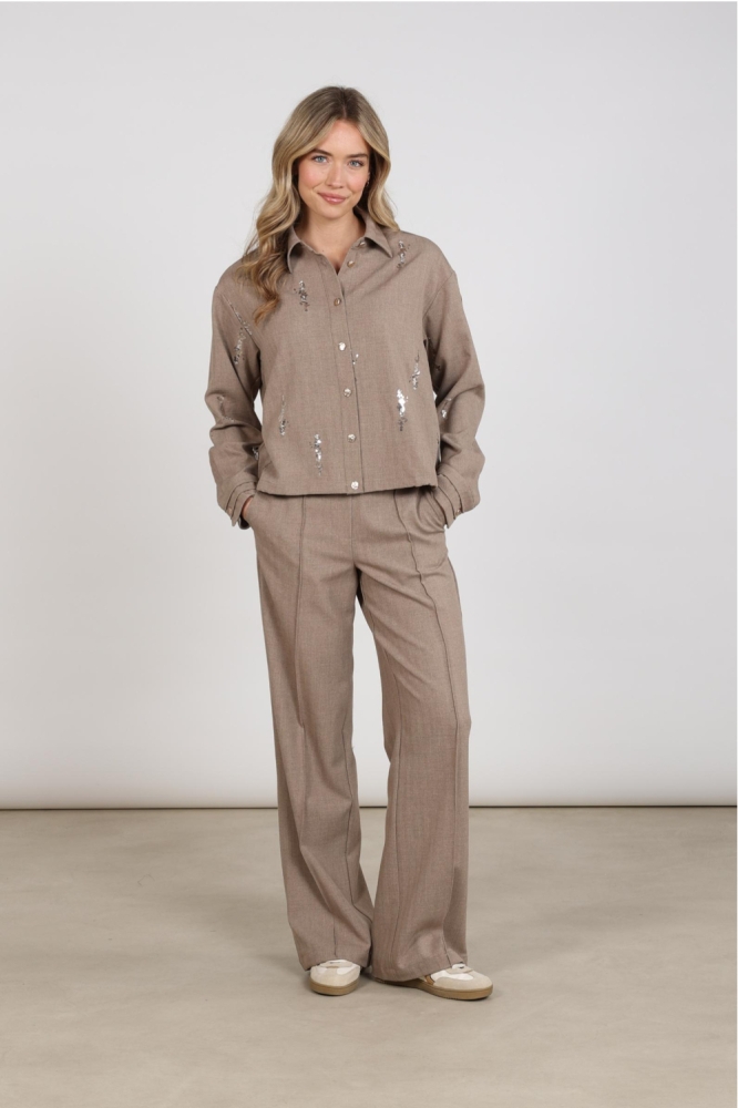Nukus taupe dames blouse | Model