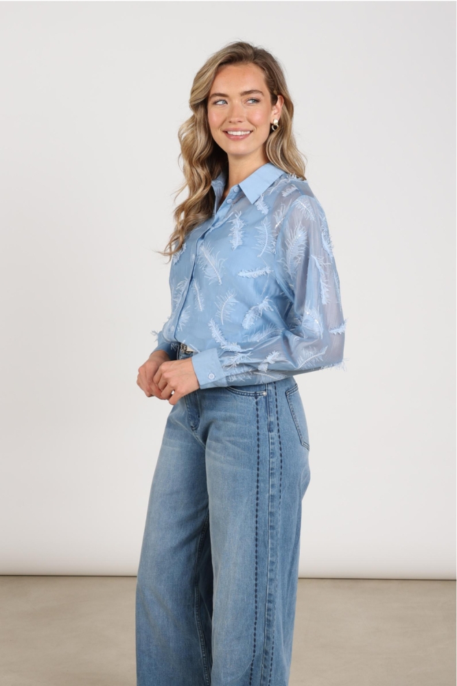 Nukus blauwe dames blouse | Model vooraanzicht