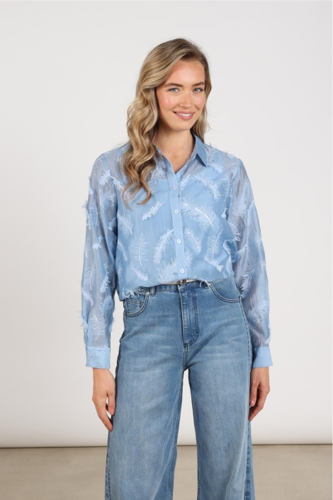 Nukus blauwe dames blouse | Model vooraanzicht