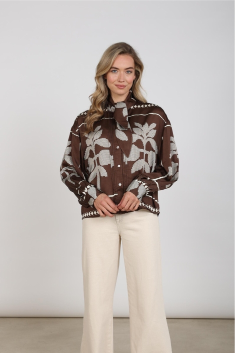 Nukus bruine dames blouse | Model vooraanzicht