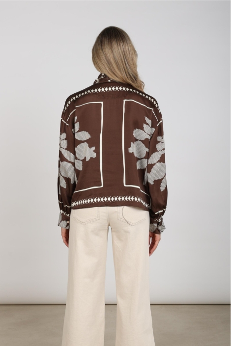 Nukus bruine dames blouse | Model achteraanzicht