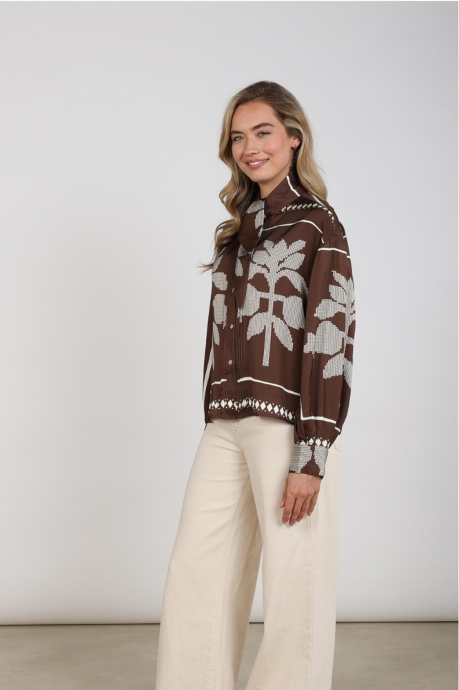 Nukus bruine dames blouse | Model zijaanzicht