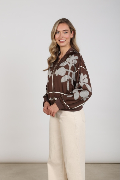 Nukus bruine dames blouse | Model zijaanzicht