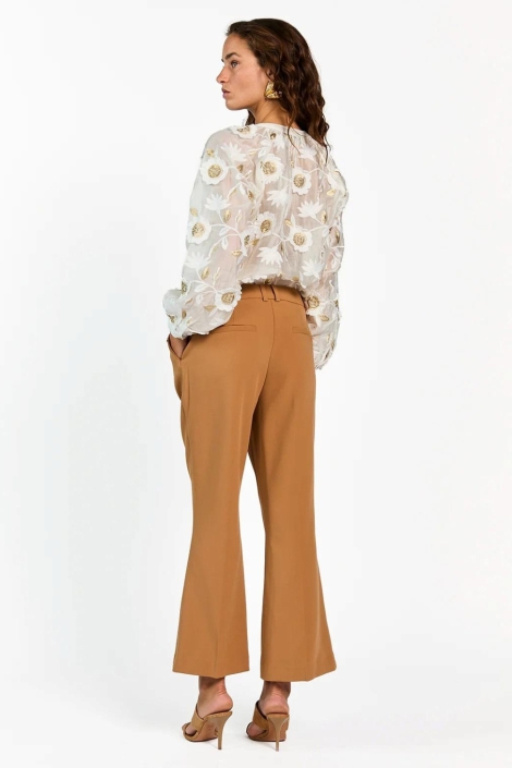 Aaiko witte dames blouse | Model achteraanzicht