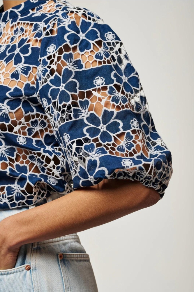 Aaiko blauwe dames blouse | Close up