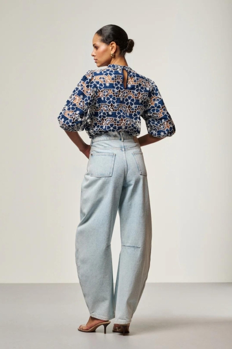 Aaiko blauwe dames blouse | Model achteraanzicht