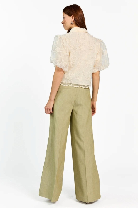 Aaiko ecru dames blouse | Model achteraanzicht