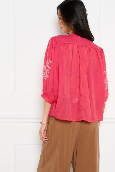 LolaLiza rode dames blouse | Model achteraanzicht