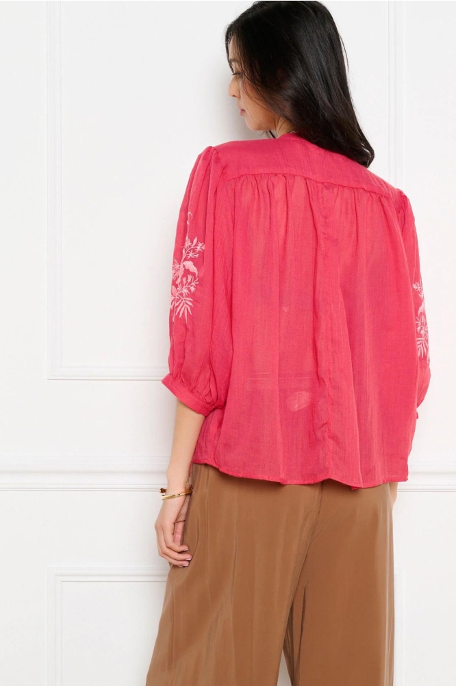 LolaLiza rode dames blouse | Model achteraanzicht